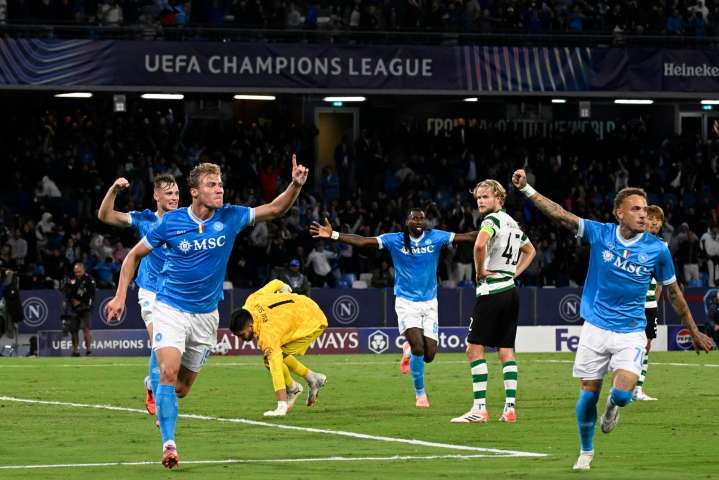 Napoli se estrenó en casa con triunfo ante Sporting en su regreso a la Champions