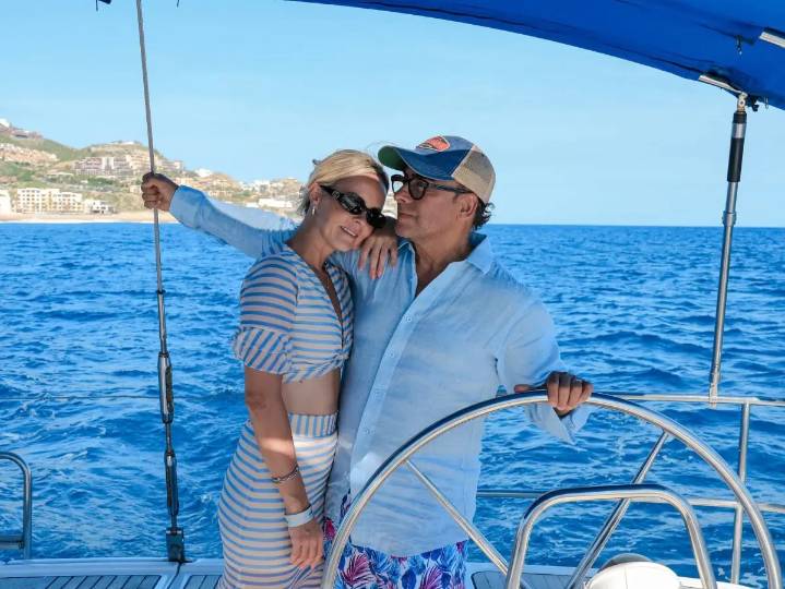 Adal Ramones es captado en Los Cabos surcando el mar en lujoso velero
