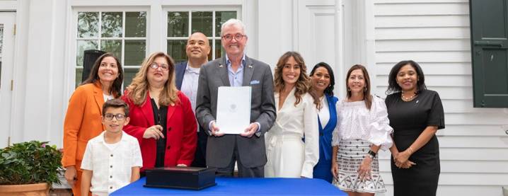 Murphy firma ley que obliga a enseñar historia latina e hispana en escuelas