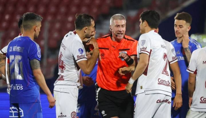 La acusación del capitán de Lanús tras empate contra Universidad de Chile: "Terminó haciendo lo que me había prometido"