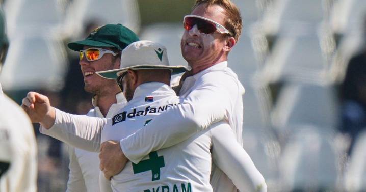 South Africa thrashes Pakistan by 8 wickets to level two