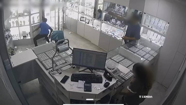 El momento del asalto a una joyería en Águilas, Murcia