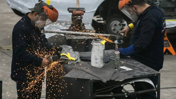 Especialista prevé incertidumbre laboral en el sector automotriz