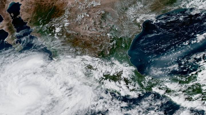 La tormenta tropical "Priscilla" se intensifica a huracán categoría 1 frente a las costas de México