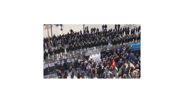 Tensión en la marcha de jubilados: manifestantes tiraron vallas del megaoperativo policial