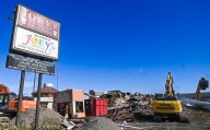 After 43 years, the old Joey’s Italian Restaurant building comes down (photos, video)