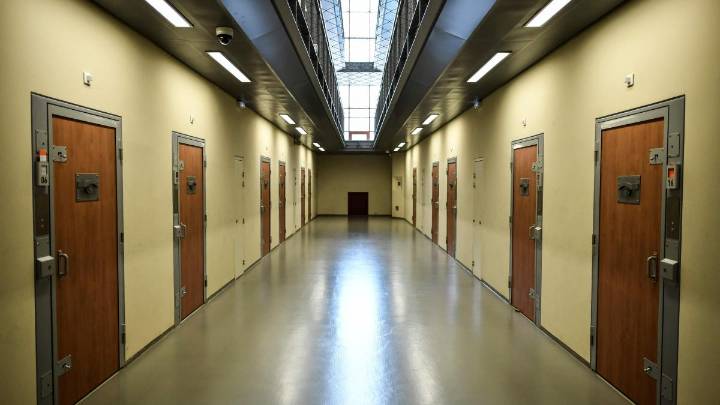 Así es la nueva vida de Nikolas Sarkozy en una celda de aislamiento en la cárcel parisina de La Santé