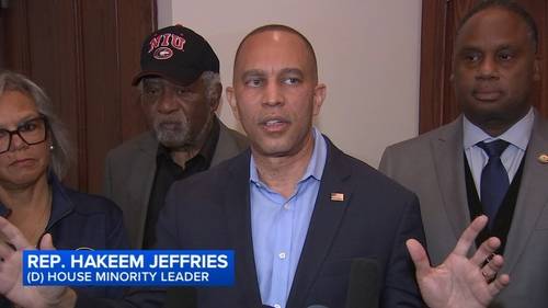 US House Minority Leader Hakeem Jeffries brings redistricting push to Illinois; sources say local Democratic leaders not biting