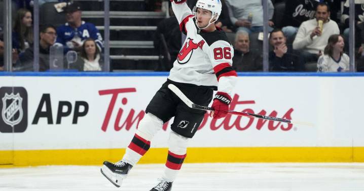 Jack Hughes' hat trick lifts Devils over Maple Leafs 5