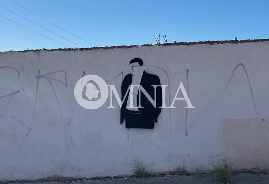 Aparecen bardas pintadas con la figura de César Jáuregui en varias avenidas de la ciudad