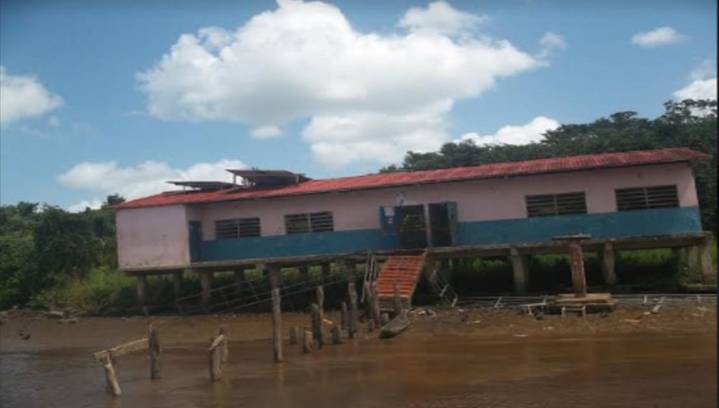 Crecida del río Orinoco arrastró los pupitres y pizarras de una escuela en Tucupita