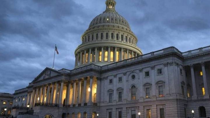 Senado de EU reta a Trump y aprueba revocar los aranceles a Canadá