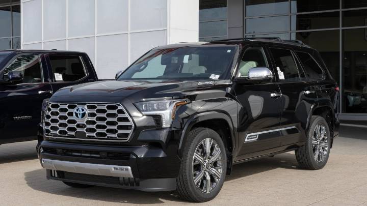 Toyota retira más de 390,000 vehículos por un problema con la cámara trasera