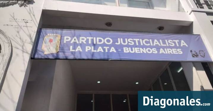“El partido no es tu monarquía”: Los afiches que aparecieron en la sede del PJ bonaerense