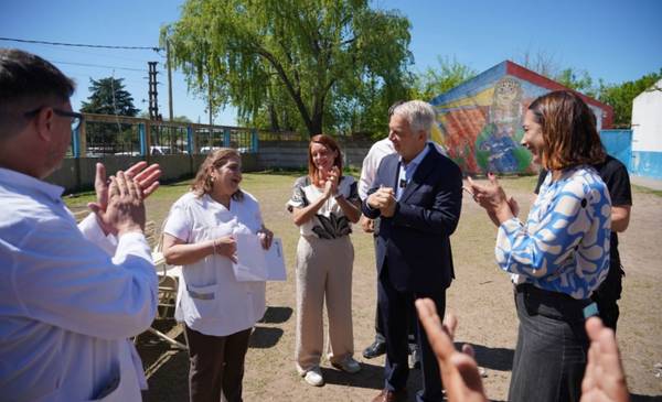 Entrega de equipamiento y puesta en valor de una escuela de Olmos