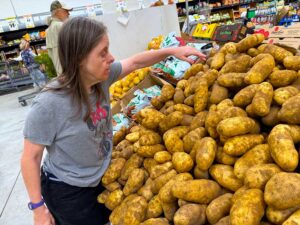 Katie and I make baked potatoes with Taylor Swift and Vanilla Ice