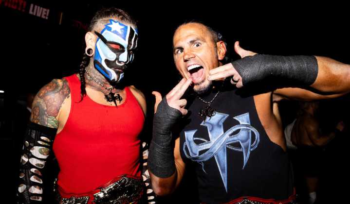 Los Hardy Boyz regresan a NXT y ganan los campeonatos en parejas, siendo luchadores de TNA