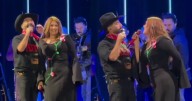 Alejandro Fernández le canta las mañanitas a Yuridia en pleno concierto en el Estadio GNP