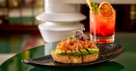 Paladares con ritmo, un restaurante entre recuerdos del rock y una guitarra gigante