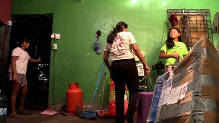 Por temor a ICE, esta pareja de inmigrantes decidió regresar a El Salvador con sus gemelas estadounidenses