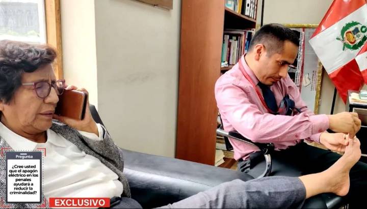 Insólito: congresista peruana causa polémica por usar a asesores para cortarle las uñas
