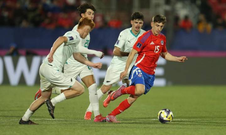 2-1. Chile se salva en el debut al aprovechar los errores de Nueva Zelanda