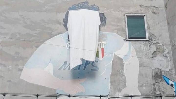 Comerciantes de Nápoles taparon el mural de Maradona como forma de protesta