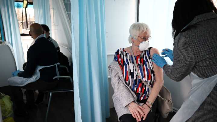 Solo 40% de adultos mayores se vacunan para prevenir neumonía: Pfizer México