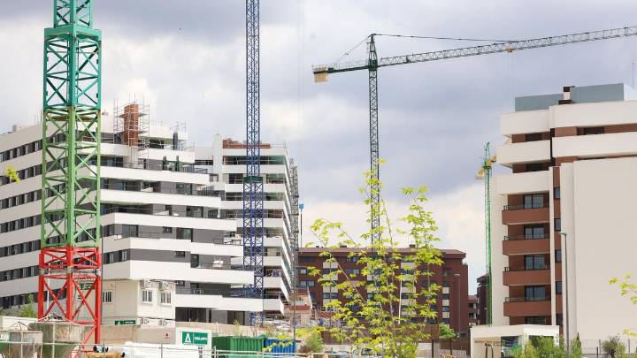 La compraventa de viviendas baja un 2,6% en agosto, la primera caída en 14 meses