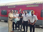 Railway staff’s alertness helps passenger recover lost cash worth ₹1.75 lakh [ FULL VIEW ]
