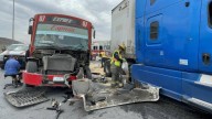 Saltillo: se le atraviesa tráiler a combi y la choca; hay 17 heridos