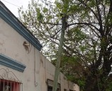 Vecinos de Villa Chartas alertan sobre poste a punto de caer