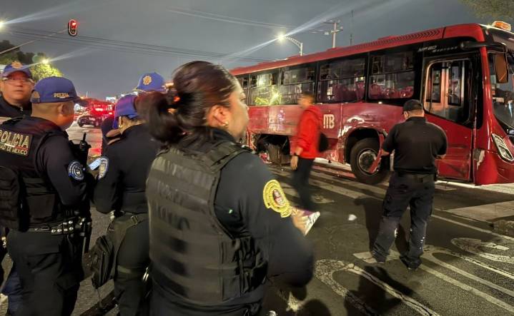Camión de SSC CDMX choca con unidad del Metrobús en avenida Eduardo Molina; no se reportan lesionados