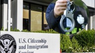 Quiso pedir ciudadanía a Uscis y terminó bajo custodia por esto que hizo en el pasado: el caso que sorprendió a todos