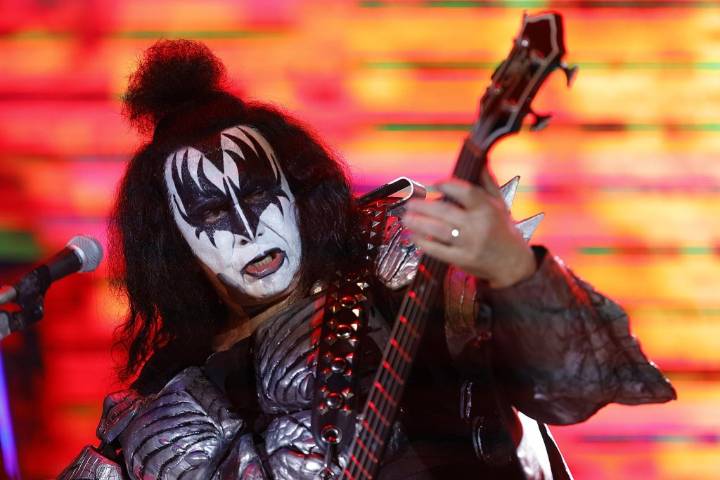 Leyenda del rock Gene Simmons, hospitalizado tras accidente de tránsito