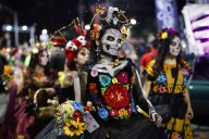 Imágenes del colorido y tradicional desfile de Catrinas en México