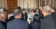 VIDEO ¬ Encapuchados burlan las alarmas del Louvre y se roban las joyas de Napoleón