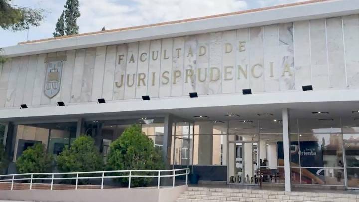 Exigen alumnos de ‘Juris’ retiro de la placa de Gustavo Díaz Ordaz