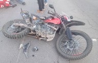 Impacta a motociclista, lo lesiona y escapa conductor de vehículo en Acuña
