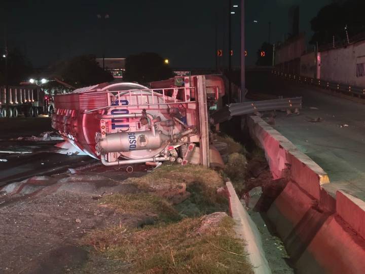 Pipa con combustible vuelca y se incendia en Av. Lázaro Cárdenas en Tlaquepaque; unidades de emergencia cierran la vialidad