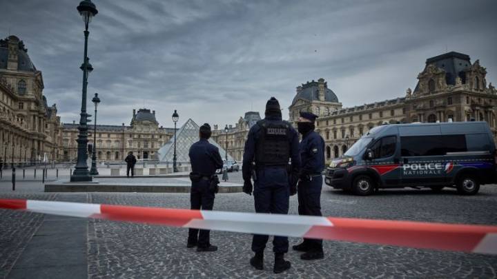 Ladrones roban joyas de valor "incalculable" del Louvre en un asalto de siete minutos