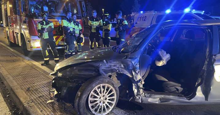Dos personas resultan heridas, una de ellas grave, tras chocarse con otro coche en Carabanchel
