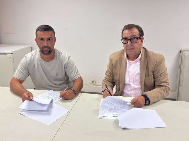 Cajasiete y la Cofradía de Pescadores de Corralejo firman un convenio para apoyar al sector pesquero de Fuerteventura