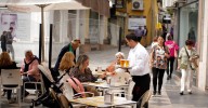 El gesto que revela tu verdadera personalidad cuando comes fuera: los psicólogos lo tienen claro