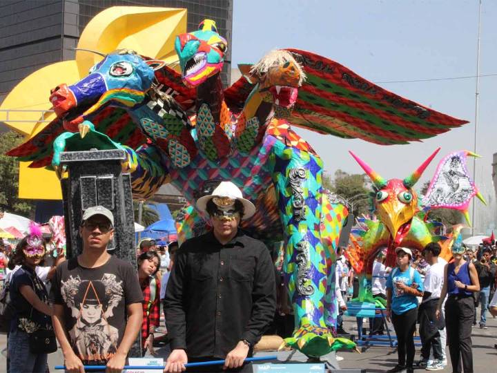 Metrobús CERRARÁ por Desfile de Alebrijes y Marcha Zombie CDMX