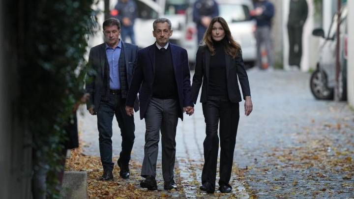 Sarkozy sale de su casa para entrar en la cárcel donde cumplirá su condena