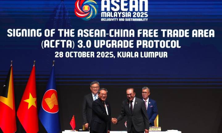 La ASEAN y China amplían su acuerdo de libre comercio en cumbre regional en Malasia