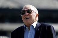 After another Jets loss, Jerry Jones flips the bird, drawing eyes