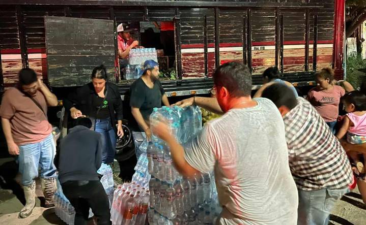 Pozarricenses damnificados forman “corredor de la solidaridad” por creciente de agua del Río Cazones