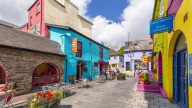 Es uno de los pueblos más llamativos de Irlanda: está lleno de casas de colores